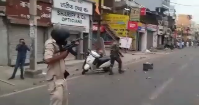 Məhəmməd Peyğəmbərin təhqirinə görə Hindistan şəhərlərini kütləvi etirazlar bürüdü - Polis silahdan İSTİFADƏ EDİR