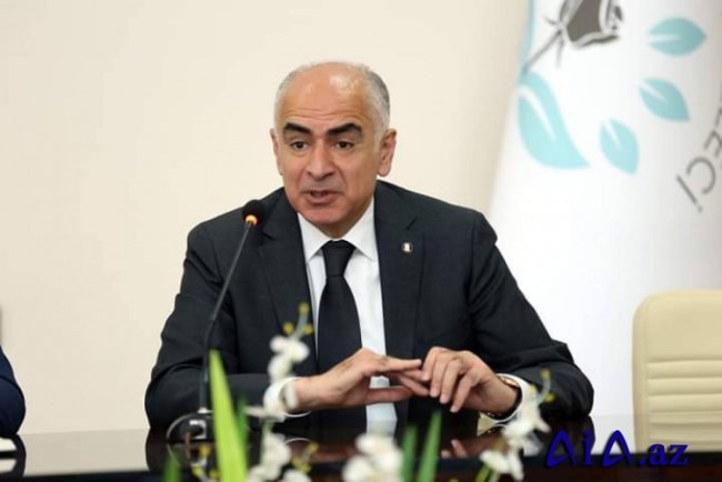 Mehman Rzayev Gəncə Tibb Kollecini belə talayır, mətbuata da deyir ki: "Sizə nə dəxli var"