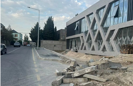 Nizamı rayonunda daha bir özbaşınalıq: piyada səkisi sökülüb - FOTOLAR