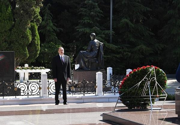 Prezident İlham Əliyev Ümummilli Lider Heydər Əliyevin məzarını ziyarət edib