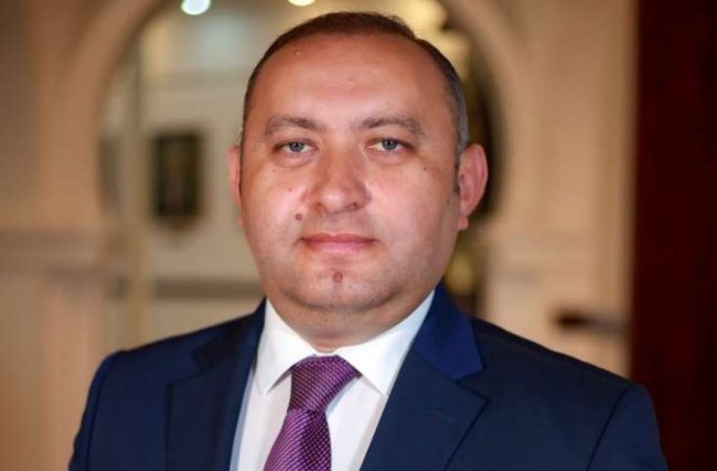 Zəfər Qurbanov ADAU-da bir mənbədən yeyib-içir, bir mənbə ilə də hara gəldi uçur