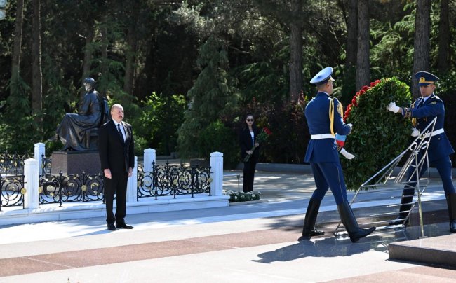 Prezident və birinci xanım Heydər Əliyevin Fəxri xiyabanda məzarını ziyarət ediblər