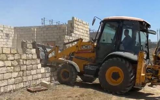 Daha bir qanunsuz tikili söküldü - Video