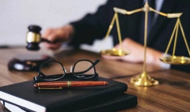 Narkomanlardan pul almaqda ittiham olunan direktorla baş həkim hakim qarşısında