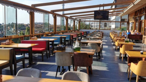 Bakıda “Lila Baku” adlı kafenin müdiri şirkət rəhbərini kafedən qovdu- Bas bayıra, sənin kimi əlimin altında...