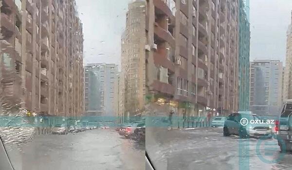 Yasamalda daşan kanalizasiya xətti yolu keçilməz etdi - Video