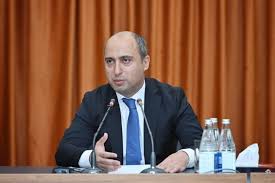 Elm və Təhsil Nazirliyində müsahibə qalmaqalı: Rəsmi məsləhətçi “qanun pozuntusu” iddiası ilə çıxış etdi