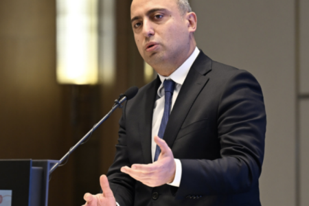 İqtisadçıdan nazirə şok sözlər - "Günün az qala 2-3 saatını yollarda keçirib..."