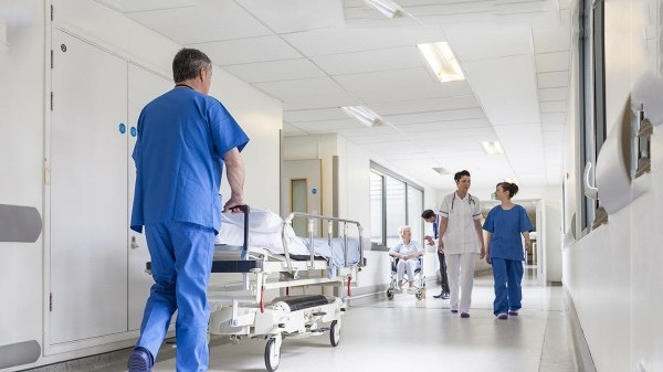SOS: "Klinikalar intriqa ocağıdır, tibb işçiləri xəstələrin həyatı ilə oynayır"