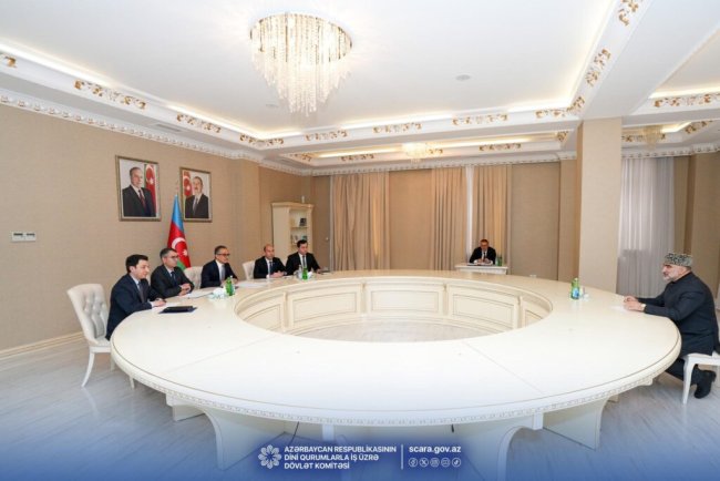 “Analoqsuz” məmur stolu… – Komitə sədri vətəndaşla niyə uzun məsafə saxlayır?