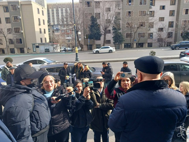 “AZƏRBAYCAN” NƏŞRİYYATINDAN ÇIXARILAN REDAKSİYALARIN JURNALİSTLƏRİ YENİDƏN AKSİYA KEÇİRƏCƏK -AÇIQLAMA