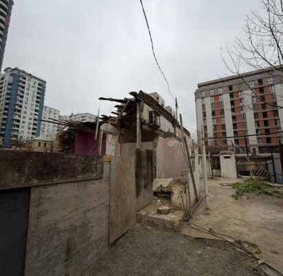 “Nizami City”nin vətəndaşın mənzilini təhlükəli hala saldığı bildirilir – “Gecələr növbə çəkirik” - FOTO