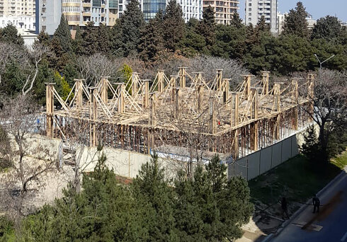 “Məlumat lövhəsində 1 mərtəbə yazılmışdı, indi 3-cünü tikirlər” - Fotolar