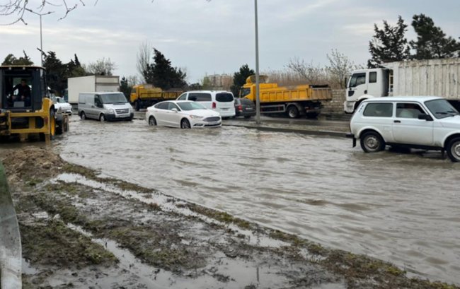 Bu yol niyə suyun içindədir? - “Nömrələr itir, təkərlər cırılır, maşınlar sönür...”